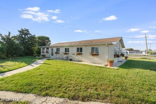 102 E Boat Dr in Little Egg Harbor Township, NJ - Building Photo