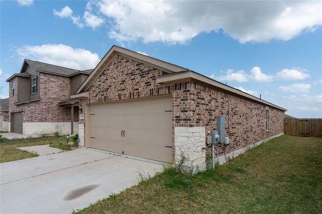 13333 Harry S Truman Dr in Manor, TX - Foto de edificio - Building Photo