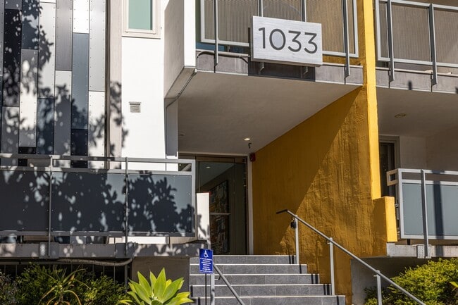 Westwood Village Apartments in Los Angeles, CA - Foto de edificio - Building Photo
