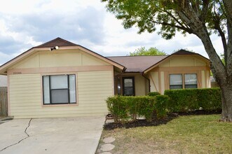 10046 Apache Village in San Antonio, TX - Building Photo - Building Photo