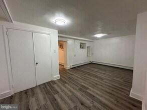 224 Long Ln in Upper Darby Township, PA - Foto de edificio - Building Photo