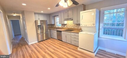 125 Oakview Dr SE in Leesburg, VA - Building Photo - Building Photo