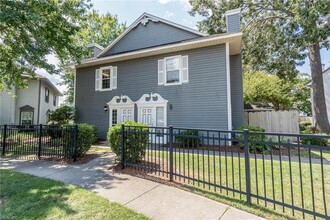 359 Ferdinand Cir in Virginia Beach, VA - Foto de edificio - Building Photo