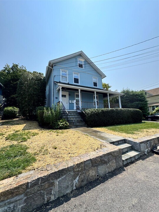 1503 Rose Ln in Mamaroneck, NY - Foto de edificio