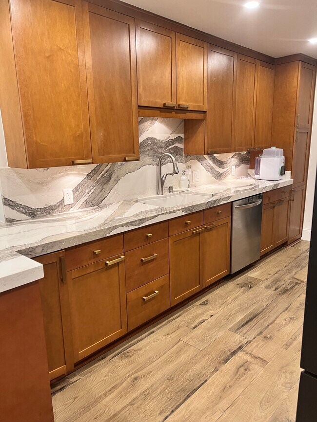 3530 Piedmont Rd NE, Unit Spacious 1BR + Den in Atlanta, GA - Foto de edificio - Building Photo