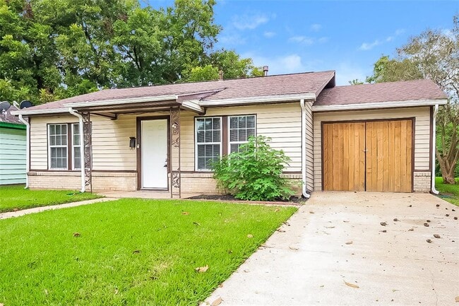 719 W Park St in Sugar Land, TX - Building Photo - Building Photo