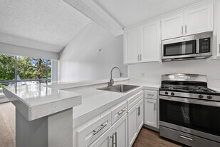 Cambridge On Devonshire in Northridge, CA - Building Photo