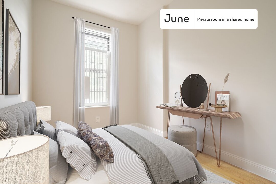Private bedroom in 4 bed/1 bath Home in New York, NY - Building Photo