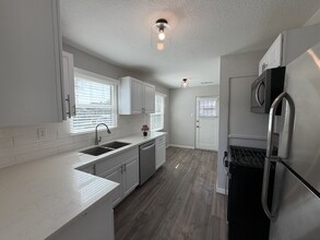 221 Walden St in Modesto, CA - Building Photo - Building Photo