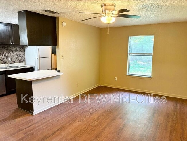 621 Race St in Crowley, TX - Building Photo - Building Photo