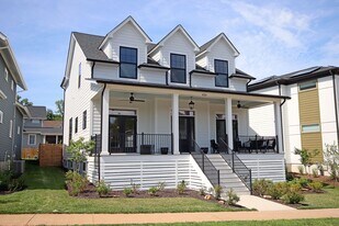 424 Lochlyn Hill Dr in Charlottesville, VA - Building Photo