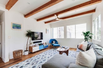 100 S Venice Blvd in Los Angeles, CA - Foto de edificio - Building Photo