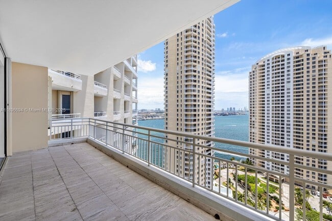888 Brickell Key Dr in Miami, FL - Building Photo - Building Photo