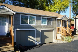 McLoughlin Courtyard Apartments in Milwaukie, OR - Building Photo - Building Photo