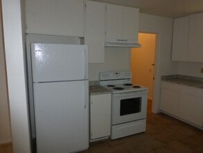 2120 Rosamond St, Unit 2 in Shasta Lake, CA - Building Photo - Building Photo