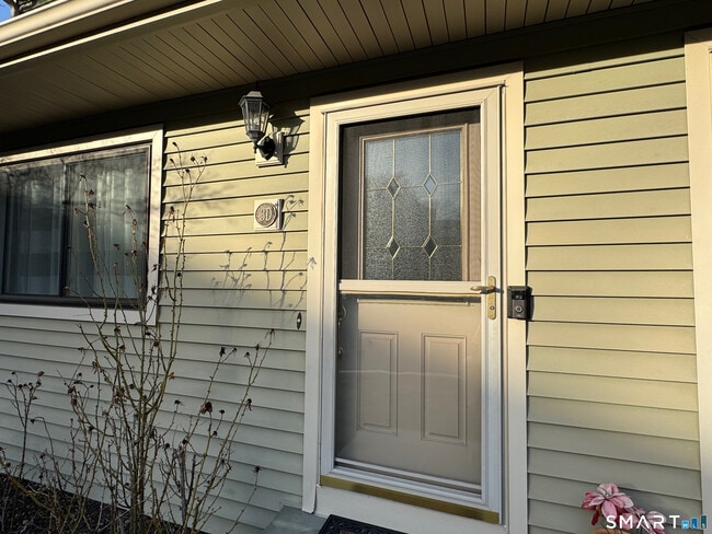 17 Coram Rd in Shelton, CT - Building Photo - Building Photo