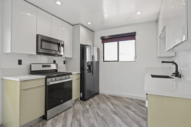 955 Oxford Ave in Los Angeles, CA - Building Photo - Building Photo