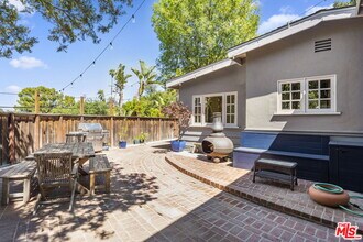 2222 Sunset Crest Dr in Los Angeles, CA - Building Photo - Building Photo