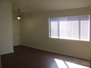 5950 Clover Manor Way in Sacramento, CA - Building Photo - Building Photo