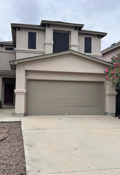 205 Aquero Blvd in Laredo, TX - Foto de edificio