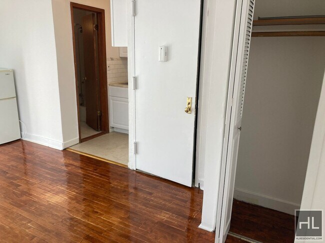 NO FEE Studio in Lenox Hill! Won't Stay on in New York, NY - Building Photo - Building Photo