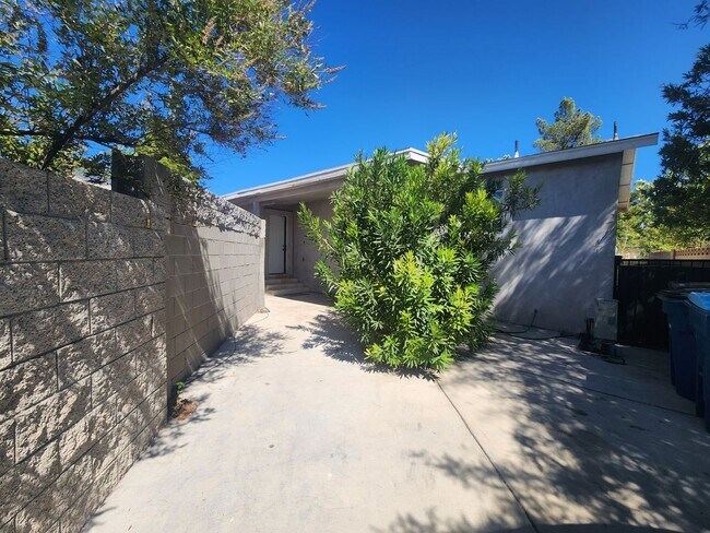 2765 Rainer Ct in Las Vegas, NV - Building Photo - Building Photo