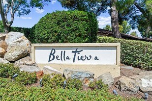 25541 Indian Hill Ln, Unit P in Laguna Hills, CA - Building Photo