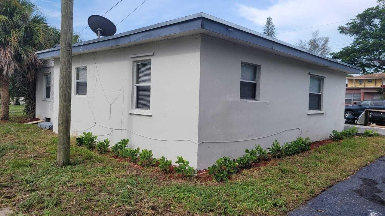 1006 Henrietta Ave in West Palm Beach, FL - Building Photo
