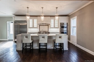 606 E Jericho Tpke in Huntington Station, NY - Building Photo - Building Photo