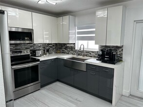 2830 NW 96th St in Miami, FL - Foto de edificio - Building Photo