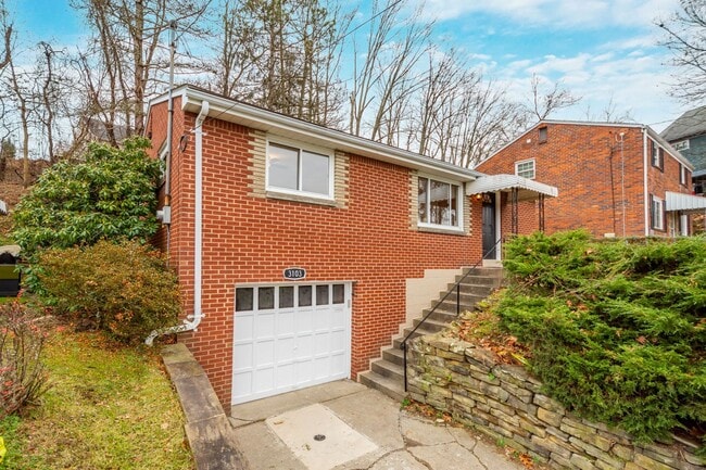 3103 McRoberts Rd in Castle Shannon, PA - Building Photo - Building Photo