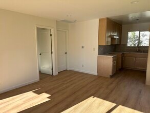 135 N Florence St, Unit #137 in Burbank, CA - Foto de edificio - Building Photo