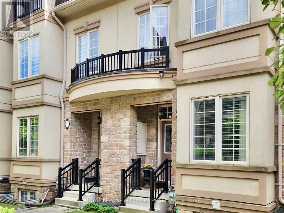 9 Flook Ln in Toronto, ON - Building Photo