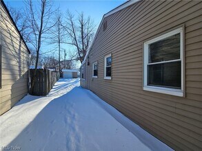 2450 Greenvale Rd in Cleveland, OH - Foto de edificio - Building Photo