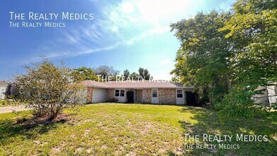 1073 Leeward Dr in Deltona, FL - Foto de edificio - Building Photo