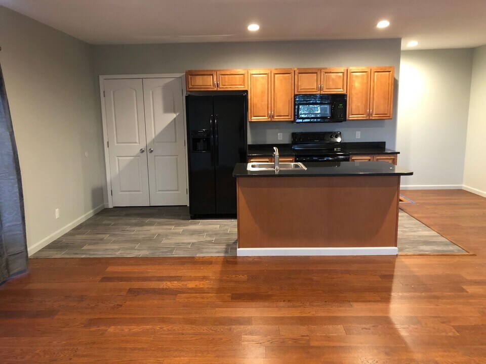 1407 Poplar St in Murray, KY - Building Photo