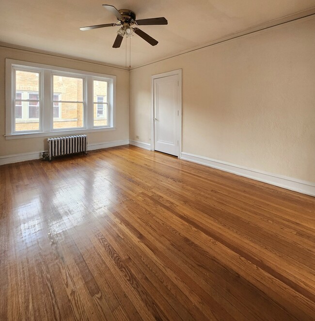 5423 W Montrose Ave in Chicago, IL - Building Photo - Building Photo