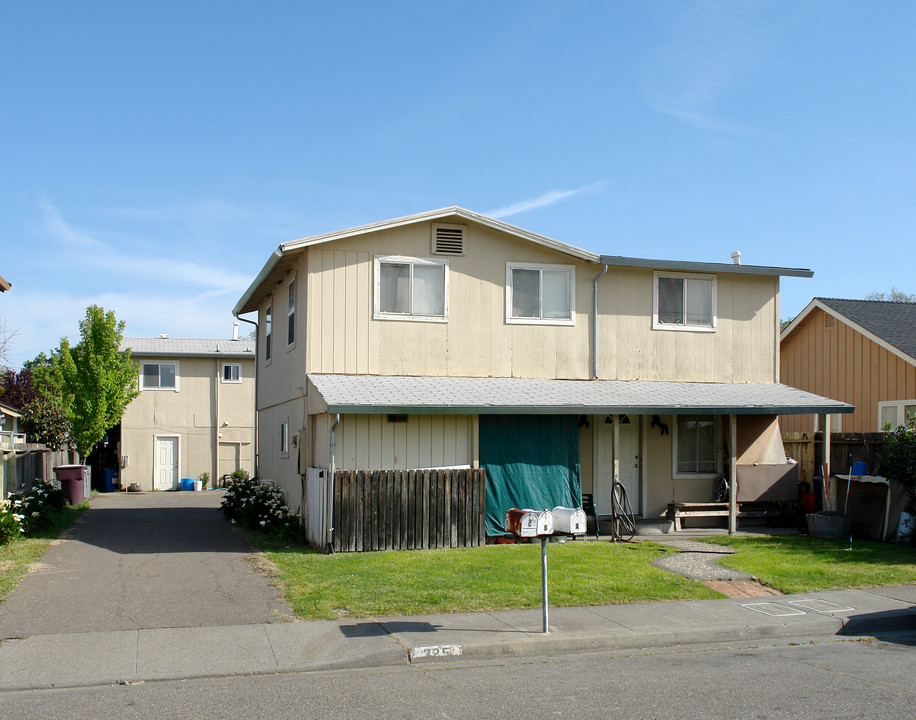 325 Monte Vista Ave in Healdsburg, CA - Building Photo