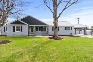 102 Dogwood Ln in Winchester, TN - Building Photo