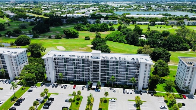3100 N Palm Aire Dr in Pompano Beach, FL - Building Photo - Building Photo
