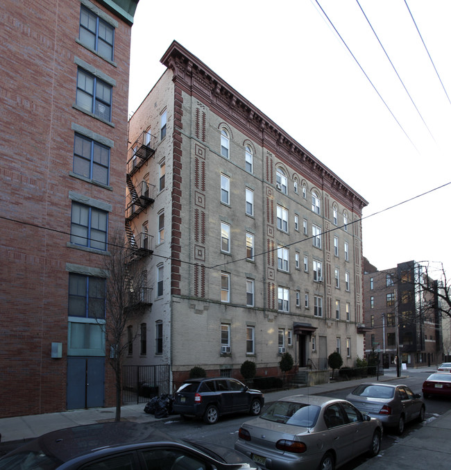 533 Monroe St in Hoboken, NJ - Building Photo - Building Photo