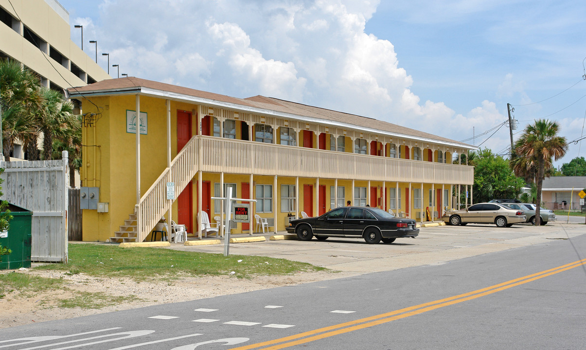 Emerald Bay Apartments in Panama City Beach, FL - Building Photo