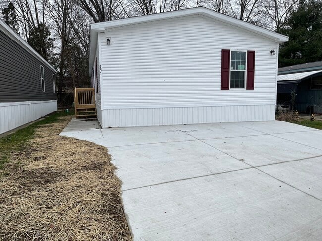 6610 Lear Nagle Rd in North Ridgeville, OH - Foto de edificio - Building Photo