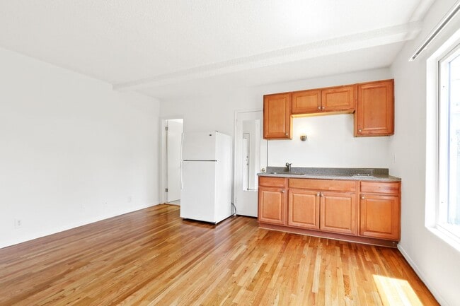 1010 Pico Blvd in Santa Monica, CA - Building Photo - Building Photo