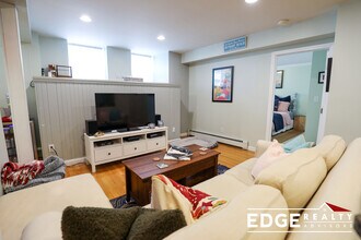 17 Strathmore Rd, Unit B in Brookline, MA - Foto de edificio - Building Photo