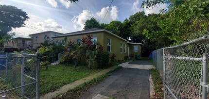 1261 NW 60th St in Miami, FL - Building Photo - Building Photo