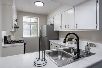 Southridge in Griffin, GA - Building Photo - Interior Photo