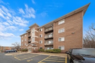 941 N Swift Rd, Unit 302 in Addison, IL - Building Photo - Building Photo