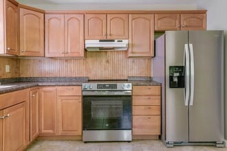 4 Linda Ln in Stratham, NH - Foto de edificio - Building Photo