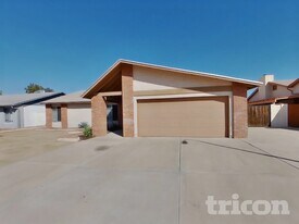 10044 W Highland Ave in Phoenix, AZ - Building Photo